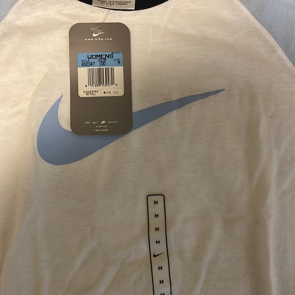 Nike Women’s Logo Tee - Picture 2 of 3